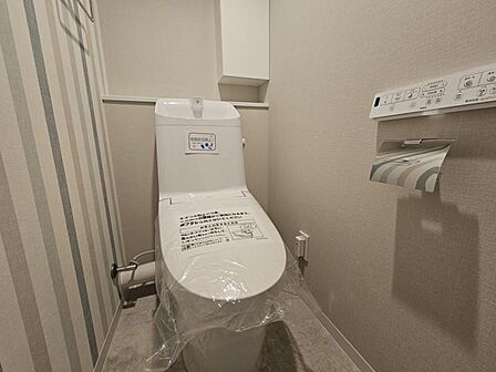 使いやすいサイドパネル仕様の温水洗浄便座付トイレです!