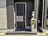 玄関：屋根があることで天候の悪い時も玄関前で濡れる心配がありません