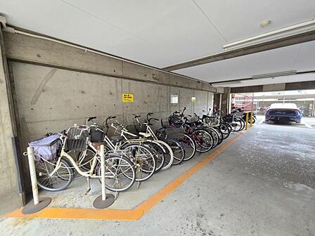 屋根付きの駐輪場で自転車が雨に濡れず安心!