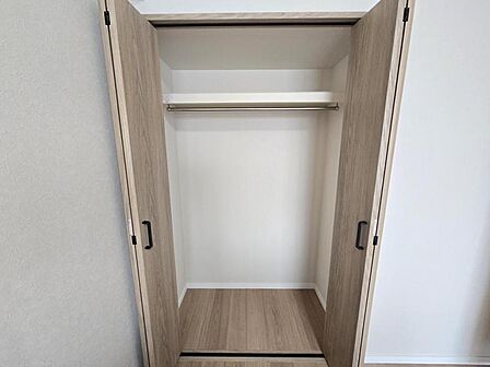洋室6帖:クローゼットに大切なお洋服もたっぷり収納♪