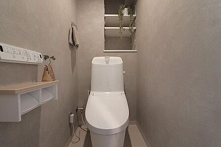 収納付きのトイレットルームは洗剤や予備のロールもスッキリ保管できますね