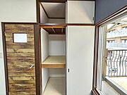 洋室：押入収納は奥行きがあり、季節物の家電や寝具もスッキリと収納できます！
