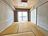 寝室：和室6帖：明るい採光の入るバルコニーに出ることができます。