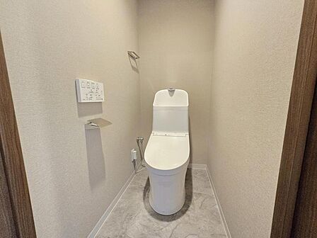 使いやすいサイドパネル仕様の温水洗浄便座付トイレです!