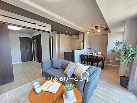 LDK15.6帖:柔らかな色合いで上品な印象。リラックスして過ごせる居心地の良い空間。