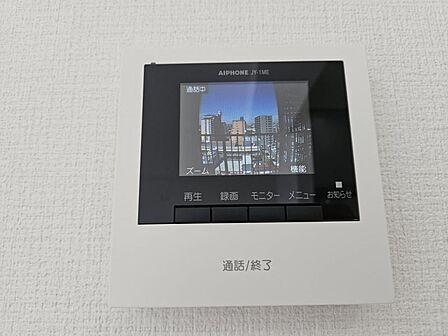 モニターで来客者を確認できるので、安心です!