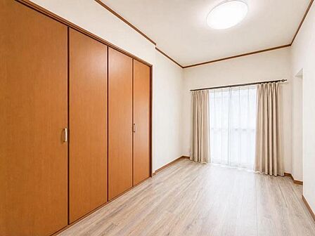 洋室6帖:バルコニーに面したお部屋は日当たり、通風良好です!