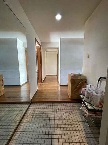 大きな鏡がある玄関はお出かけ前のチェックもできますね!