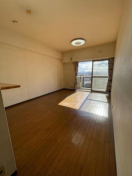 LDK:陽光がたっぷりと差し込む南向きの晴れやかな空間です