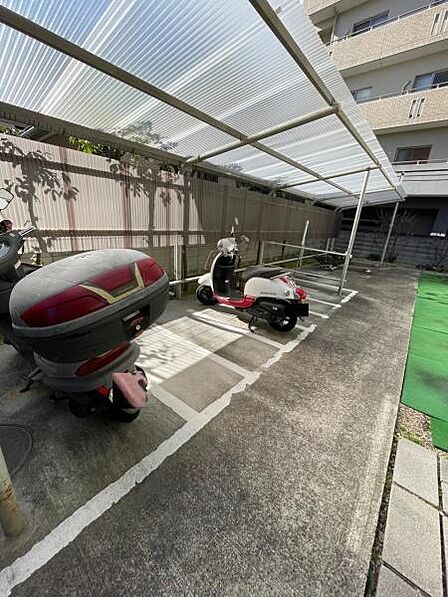 バイク置場があるので大切なバイクをゆったりと置くことができますね!