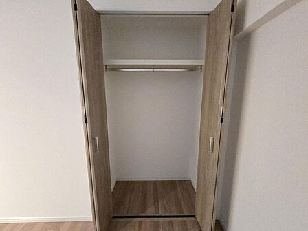 洋室5.6帖:クローゼットに大切なお洋服もたっぷり収納♪