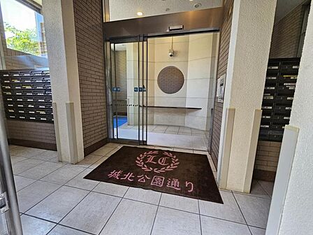 エントランスはいつもきれいに管理されています!