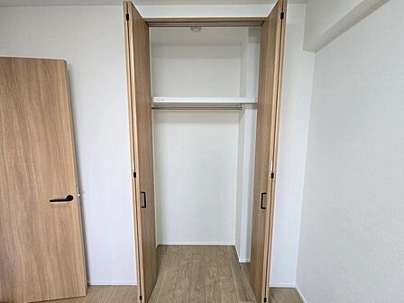 洋室4.7帖:充分な収納スペースを確保しました!