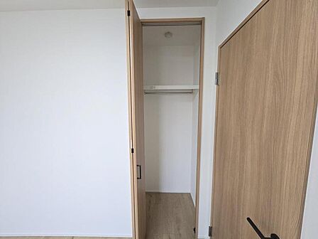 洋室4.8帖:長さのあるお洋服もらくらく収納できますね!