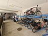 その他：雨や風から守るために建物内に設けられた自転車置場