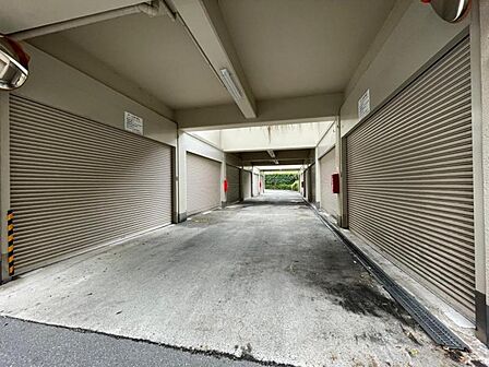 駐車場出入口!ゆとりのある共用部が嬉しいですね!