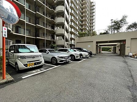 広めの駐車場で車庫入れが楽々ですね