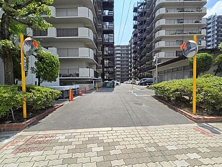 広めの駐車場で車庫入れが楽々ですね