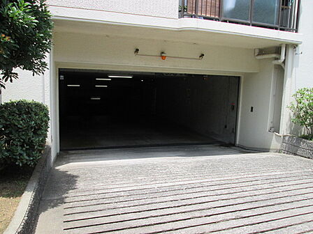 敷地内駐車場!最新の空き状況はお調べしますので、お気軽にお尋ねください。
