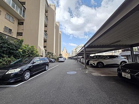 ゆったりとした敷地内駐車場で駐車もらくらく!