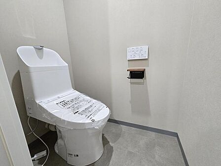 使いやすいサイドパネル仕様の温水洗浄便座付トイレです!