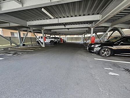 屋根付きなので大切なお車を雨から守れます!