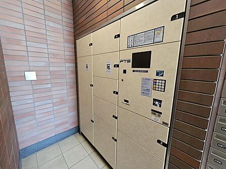不在時でも荷物を受け取ることができ、再配達の手間もいらない便利な宅配ボックス付き。