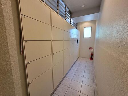 不在時でも荷物を受け取ることができ、再配達の手間もいらない便利な宅配ボックス付き。