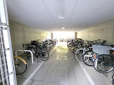 雨や風から守るために建物内に設けられた自転車置場