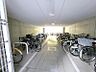 その他：雨や風から守るために建物内に設けられた自転車置場