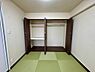 その他：和室には大容量のクローゼットを完備。衣類や季節家電など、すっきりと収納できます。落ち着いた空間で快適な暮らしを。