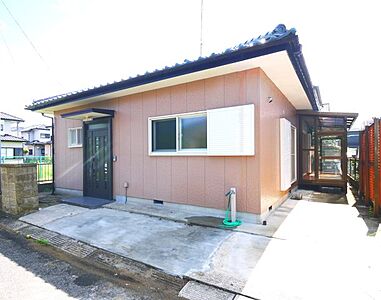 外観：内装リフォーム済み令和6年8月　2LDK平家　スーパーせんどう徒歩約10分　軽自動車2台（制限あり）