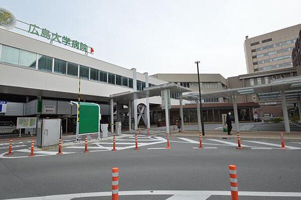 画像28:病院「広島大学病院まで894ｍ」