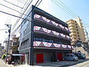 平地に佇むお洒落な外観の物件です。