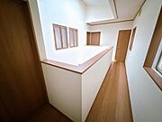 室内（2026年3月）撮影照明設置箇所が複数あり、お好みの照明で空間演出を楽しめる2階廊下です