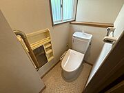快適な温水洗浄便座。1・2階にトイレあり♪朝の混雑時の使い分けや、夜中のトイレも階段を降りずに使えます。