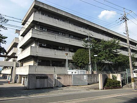 吹田市立千里丘中学校(940m)
