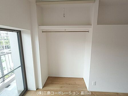 収納スペースは、すっきりと片付いた暮らしをサポートします。ハンガーパイプ付きで、衣類も綺麗に収納できます。