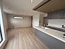 リビング/ダイニング：アクセントクロスがお洒落なLDK。下がり天井の対面キッチンから部屋全体を心地よく見渡せます。