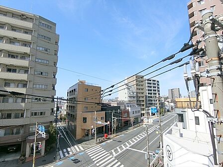 徒歩圏内に豊富な商業施設が揃う、利便性に優れた住環境となっております。