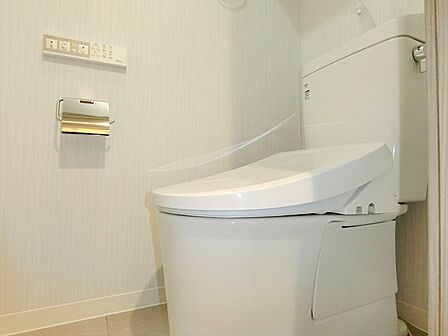 いつも快適に利用できるシャワー機能付きトイレを新規設置済。家計に優しい節水型のエコトイレです。