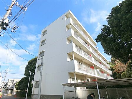 「生田」駅へ徒歩17分の緑豊かで閑静な住環境。公園も至近にございます。小中学校へのアクセスも良く、お子様の通学も安心の立地です。