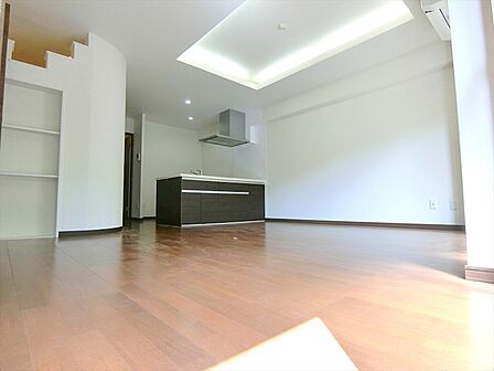南西向きで陽当たり良好な広々リビングです。大型の収納付きで広々快適に利用できます。