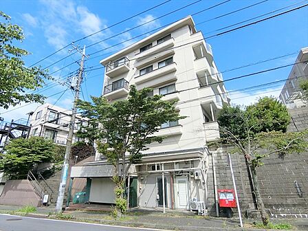 「たまプラーザ」駅、「あざみ野」駅の2駅利用可能な閑静な住環境に立地しています。