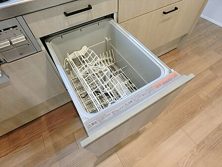 家事の負担を減らせる食洗器付きです。手洗いより少ない水量で洗えるエコ設備です。