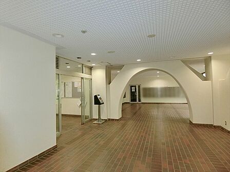 レーベンコミュニティによる日勤管理です。エントランスにはセキュリティ面でも安心のオートロックが設置されています。
