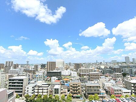 北側バルコニーからの眺望。街並みを一望する爽快な眺望を楽しめます。