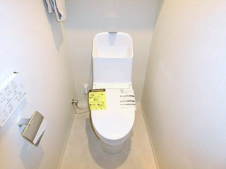 いつも快適に利用できるシャワー機能付きトレイを新規設置。上部に収納スペースもございます。