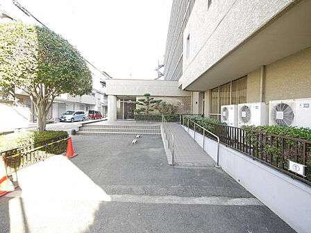 車椅子やベビーカーも安心なスロープ付き