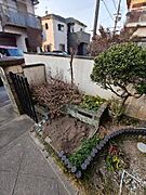 玄関前に庭先があり、四季の植栽で来客を優しく迎えます。